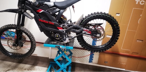 Podnośnik Hydrauliczny 135 kg - Profesjonalne Narzędzie do Obsługi Motocykli i Quadów