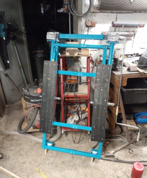 Mobilny Podnośnik Samochodowy Wahadłowy 2000KG Regulowany